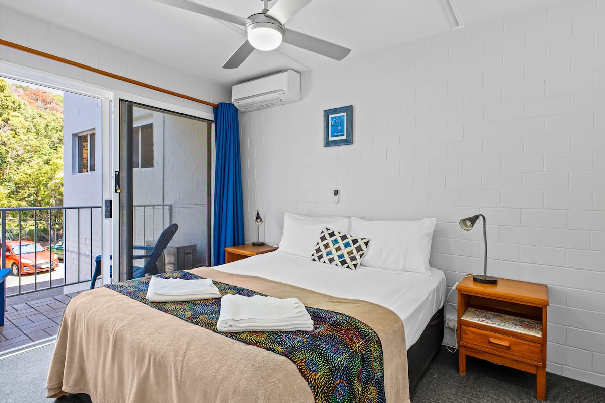 Standard Apartment, 1 Queen Bed, Garden View | 1 bedroom, individually decorated, individually furnished
