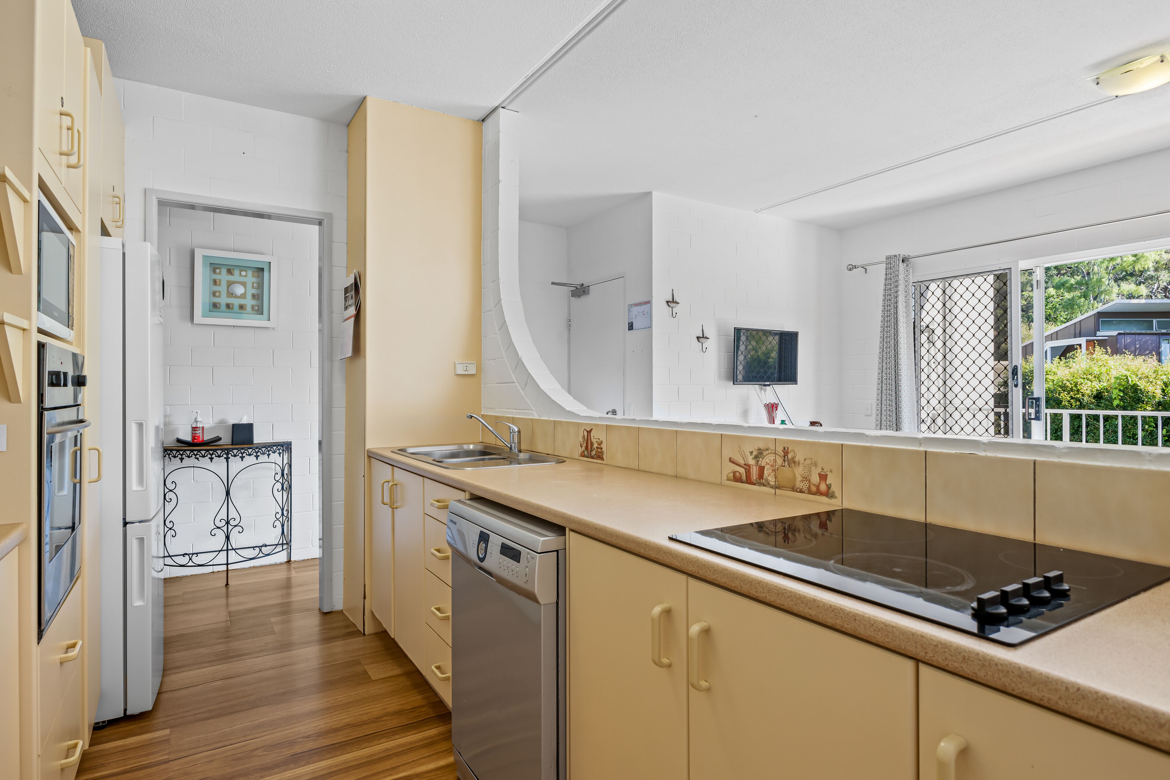 Une cuisine moderne équipée d’un lave-vaisselle, d’une cuisinière et d’un évier.