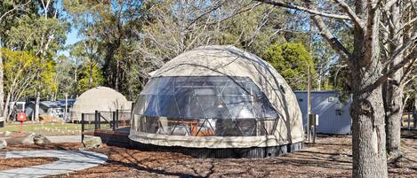 Tienda de lujo, baño privado (Magnificent Mega Dome) | Vistas al jardín