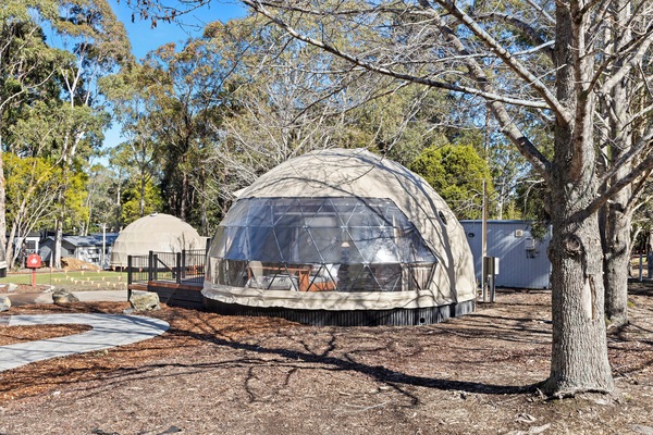 Luxury-Zelt, mit Bad (Magnificent Mega Dome) | Blick auf den Garten