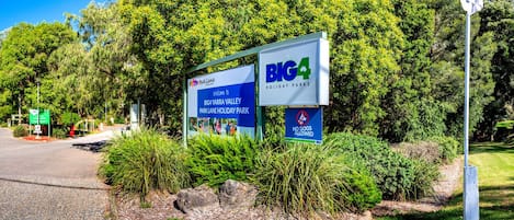 A sign for Big 4 Holiday Parks with a 'No Dogs Allowed' sign below it.