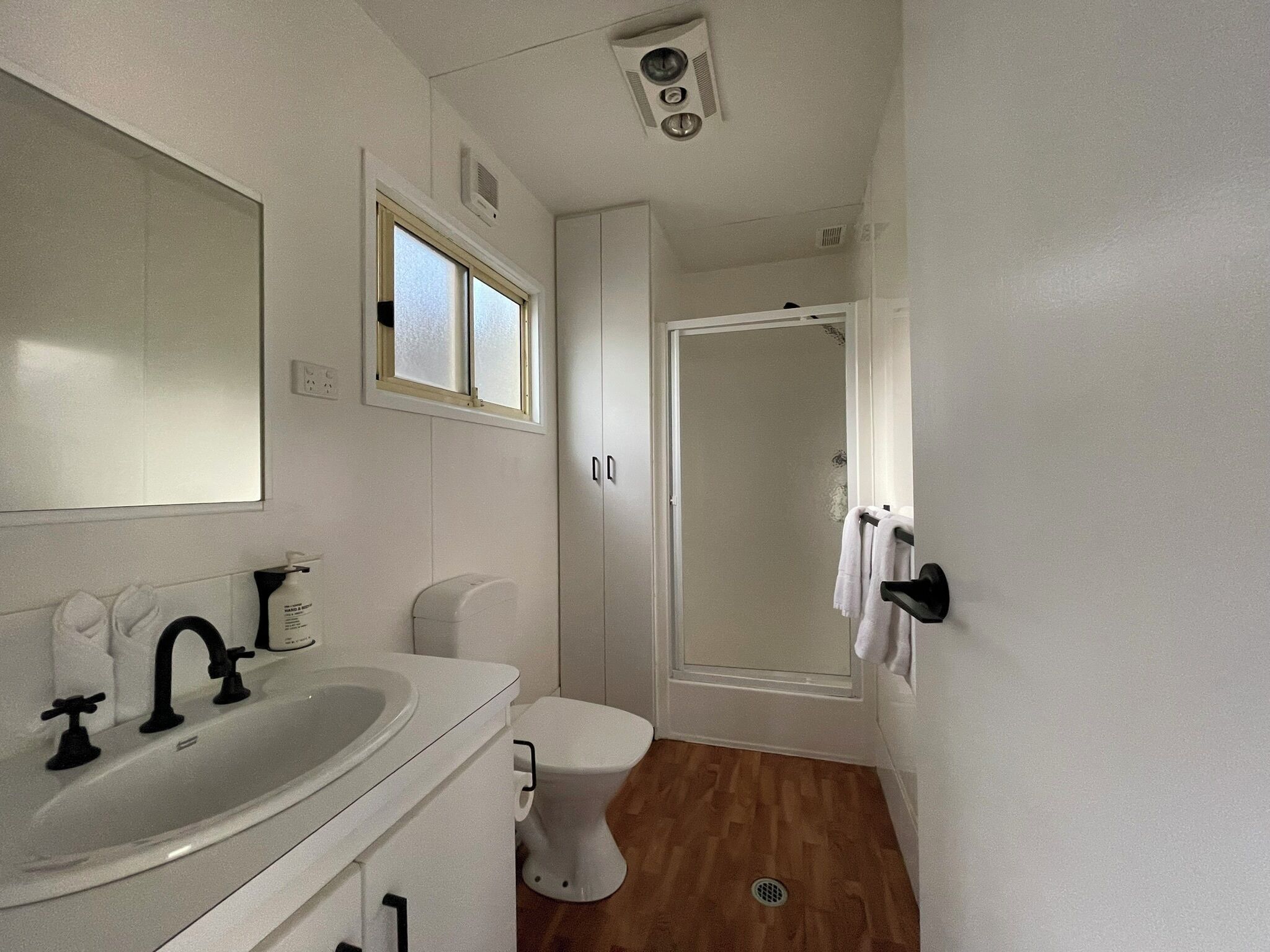 Un bagno compatto con lavandino, toilette e doccia.