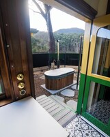 奢華單棟小屋, 多張床, 熱水浴缸 | 羽絨被、床單