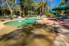 Piscina externa, guarda-sóis, espreguiçadeiras