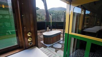 Iconic Melbourne Tram Sleeps 8 | Jetted bathtub