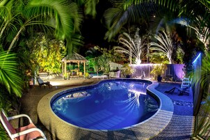 Piscina externa, espreguiçadeiras