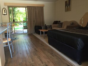 In-room safe, desk, iron/ironing board, free WiFi - Pialba Motor Inn (Urraween)