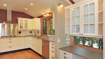 Standard Room, Non Smoking, Kitchen (Courtyard Apartment) | Private kitchen | Coffee/tea maker, electric kettle