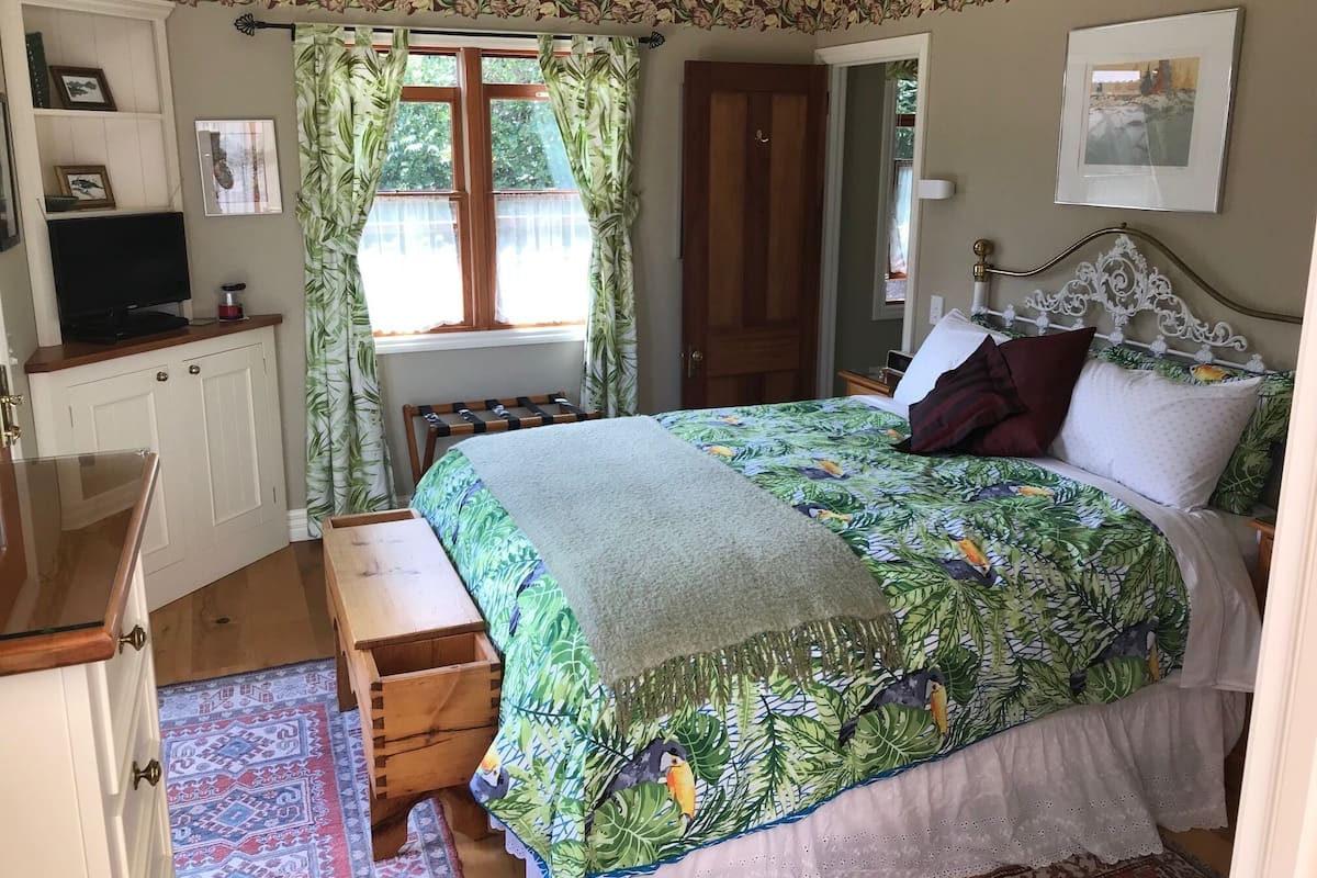 Standard Suite, 1 Bedroom, Non Smoking, Balcony (Courtyard Suite) | Egyptian cotton sheets, premium bedding, down comforters, pillowtop beds
