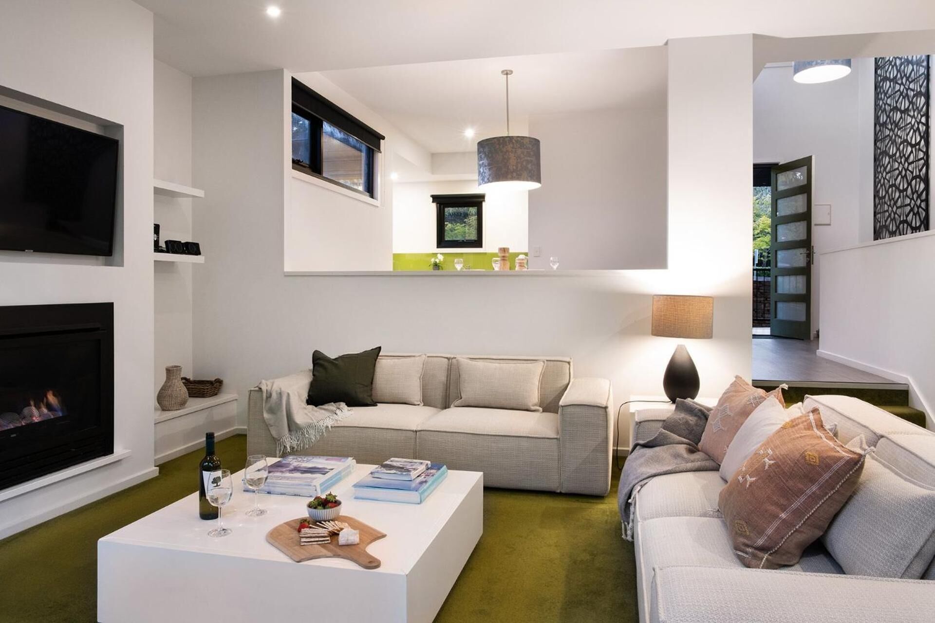 Smart TV, caminetto, Netflix, lettore DVD
