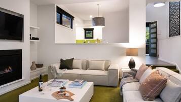 Smart TV, caminetto, Netflix, lettore DVD