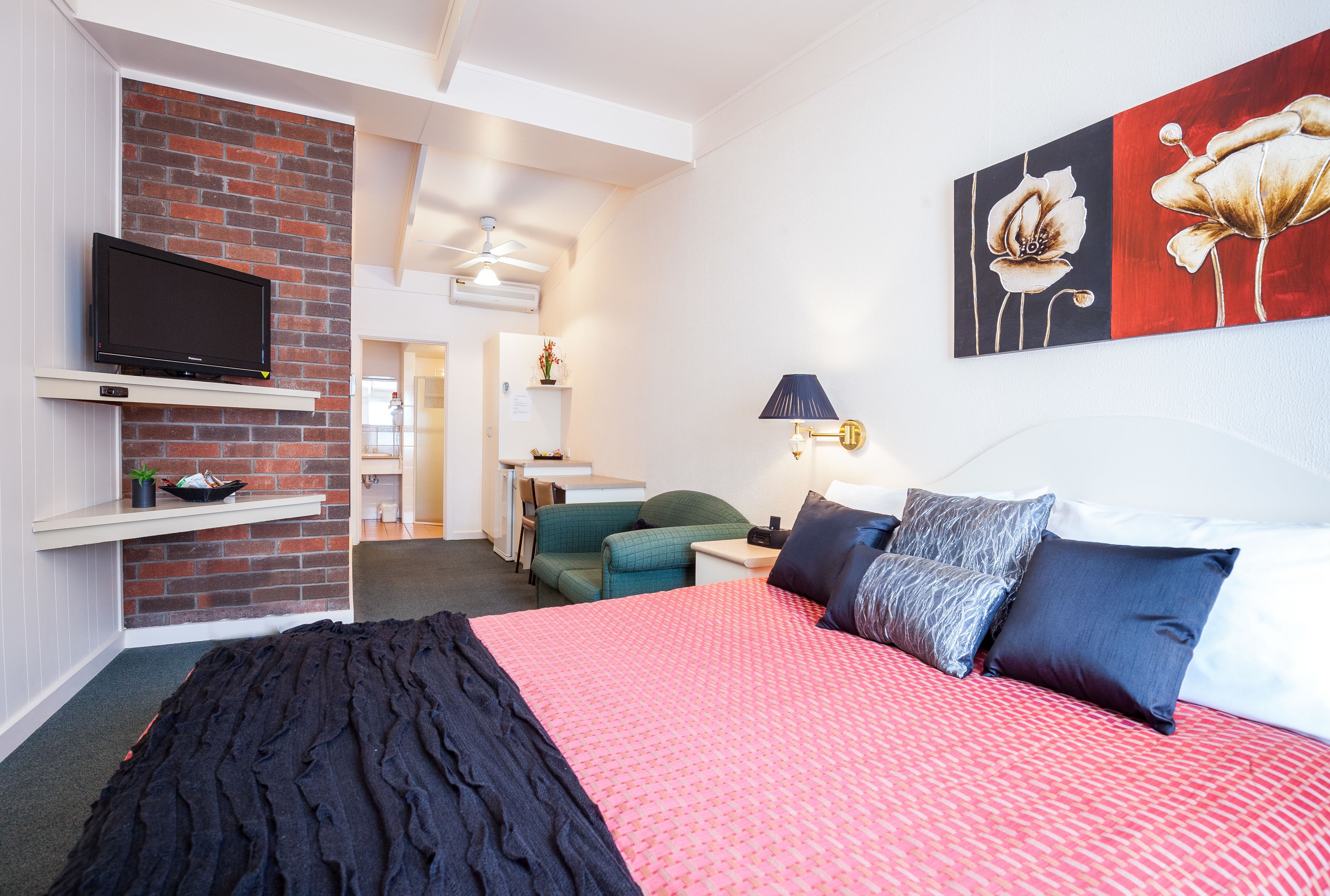 Minibar, desk, iron/ironing board, free WiFi