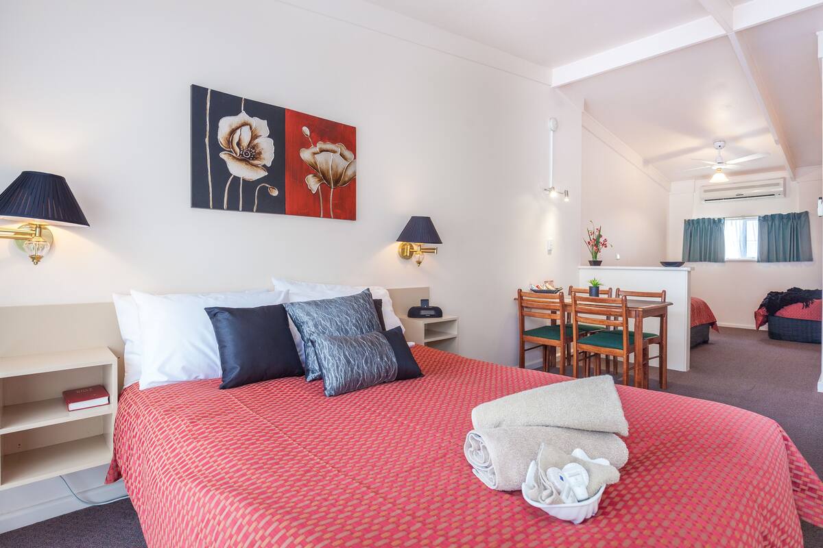 Minibar, skrivebord, strykejern/-brett og wi-fi (inkludert)