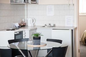 Refrigerador, microondas, cafetera y tetera y tetera eléctrica
