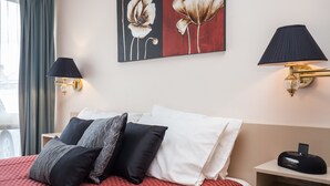 A hotel room with a bed, pillows, a nightstand, a lamp, and a painting on the wall. - Mid City Motel - Mount Gambier (Mount Gambier)