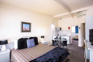 Minibar, escritorio, tabla de planchar con plancha y wifi gratis 