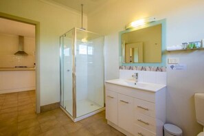 Cabaña familiar | Baño | Regadera, amenidades de baño gratuitas, toallas, jabón