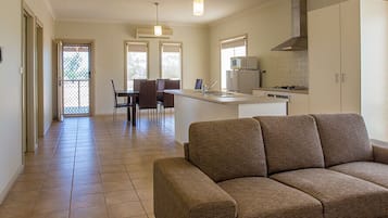 Cabin dành cho gia đình | Bộ đồ giường cao cấp, bàn, màn/rèm cản sáng