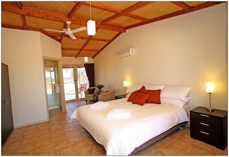 Deluxe-Doppelzimmer, Nichtraucher, Balkon (Deluxe Cabin) | Hochwertige Bettwaren, Schreibtisch, Verdunkelungsvorhänge. Mungo Lodge