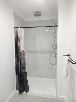 Suite Deluxe | Baño | Toallas, jabón, shampoo, papel de baño 