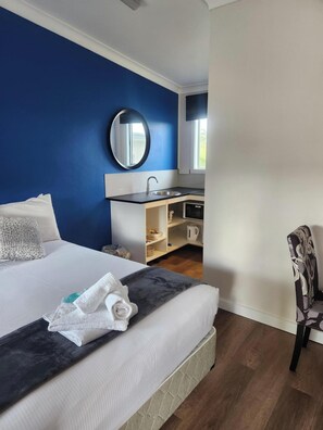 스튜디오 스위트 | 각각 다른 스타일의 인테 리어, 각각 다르게 가구 비치, 침대 시트