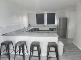 家庭獨棟房屋 | 私人廚房 | 電冰箱、微波爐、電熱水壺、鍋具/餐 盤/廚房用品