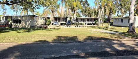Un camping con vehículos recreativos, casas rodantes y una zona de picnic.