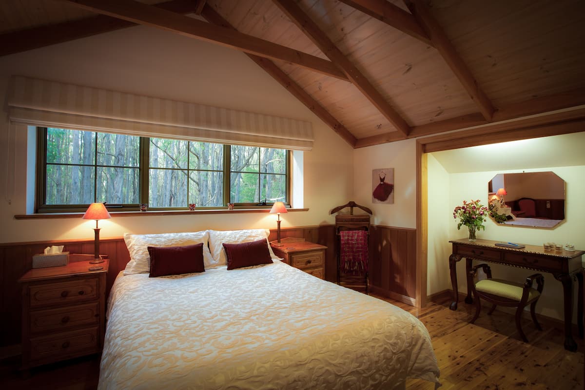 Premium bedding, iron/ironing board, free WiFi