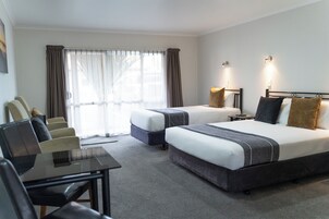 标准双床房 | 客房内保险箱、婴儿床、折叠床/加床（额外收费）、免费 WiFi