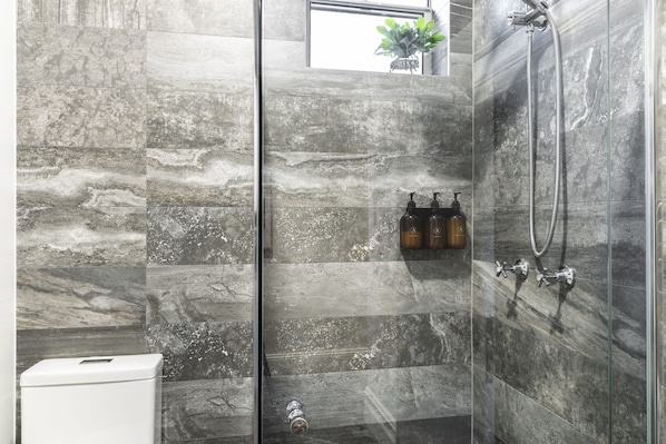 Ducha, cabezal de ducha tipo lluvia, artículos de tocador gratuitos