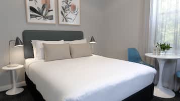 Habitación doble Deluxe, 1 cama Queen size, baño compartido | Escritorio, cortinas blackout, wifi gratis y ropa de cama