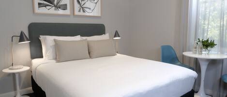 Deluxe-Doppelzimmer, 1 Queen-Bett, Gemeinschaftsbad | Schreibtisch, Verdunkelungsvorhänge, kostenloses WLAN, Bettwäsche