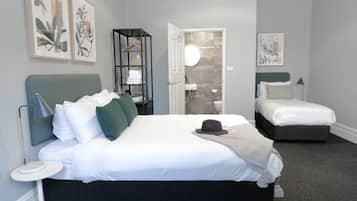 Habitación familiar, baño en la habitación | Escritorio, cortinas blackout, wifi gratis y ropa de cama