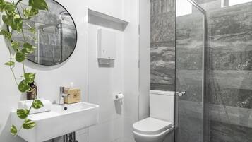 Regadera, regadera tipo lluvia, amenidades de baño gratuitas, toallas