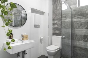 Shower, rainfall showerhead, free toiletries, towels - The Alison Randwick (Randwick)