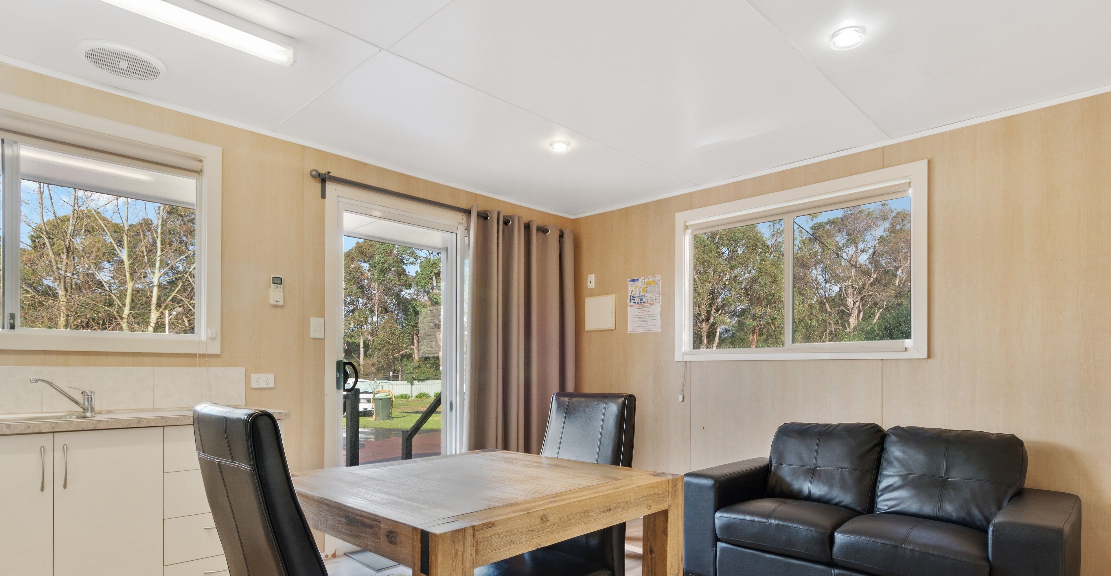 Deluxe Cabin | Living area