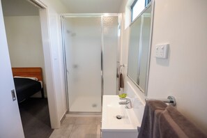 Maisonnette, 2 slaapkamers | Badkamer | Een douche, een regendouche, handdoeken, zeep