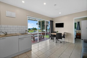 Private kitchen - Tasman Holiday Parks - Ohiwa (Opotiki)