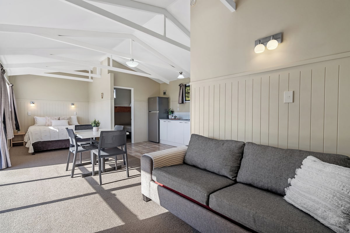 Tourist Flat | Living area | Flat-screen TV