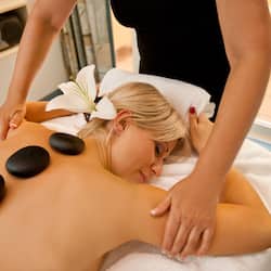 Massaggi con le pietre calde, massaggi “deep tissue”, massaggi svedesi