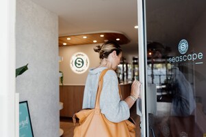 热石按摩、深层组织按摩、瑞典式按摩、身体磨砂、面部护理、脚底按摩