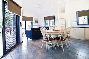 Suite estándar, 2 habitaciones, cocina (GRANDE VILLA) | Zona de estar | Smart TV de 42 pulgadas con canales digitales, una mesa de tenis de mesa