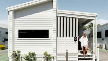 Tabla de planchar con plancha, wifi gratis y ropa de cama