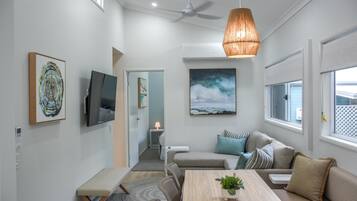 Magnolia Cottage (2BR) | Khu phòng khách | Smart TV 42-inch có truyền hình kỹ thuật số, bàn bóng bàn