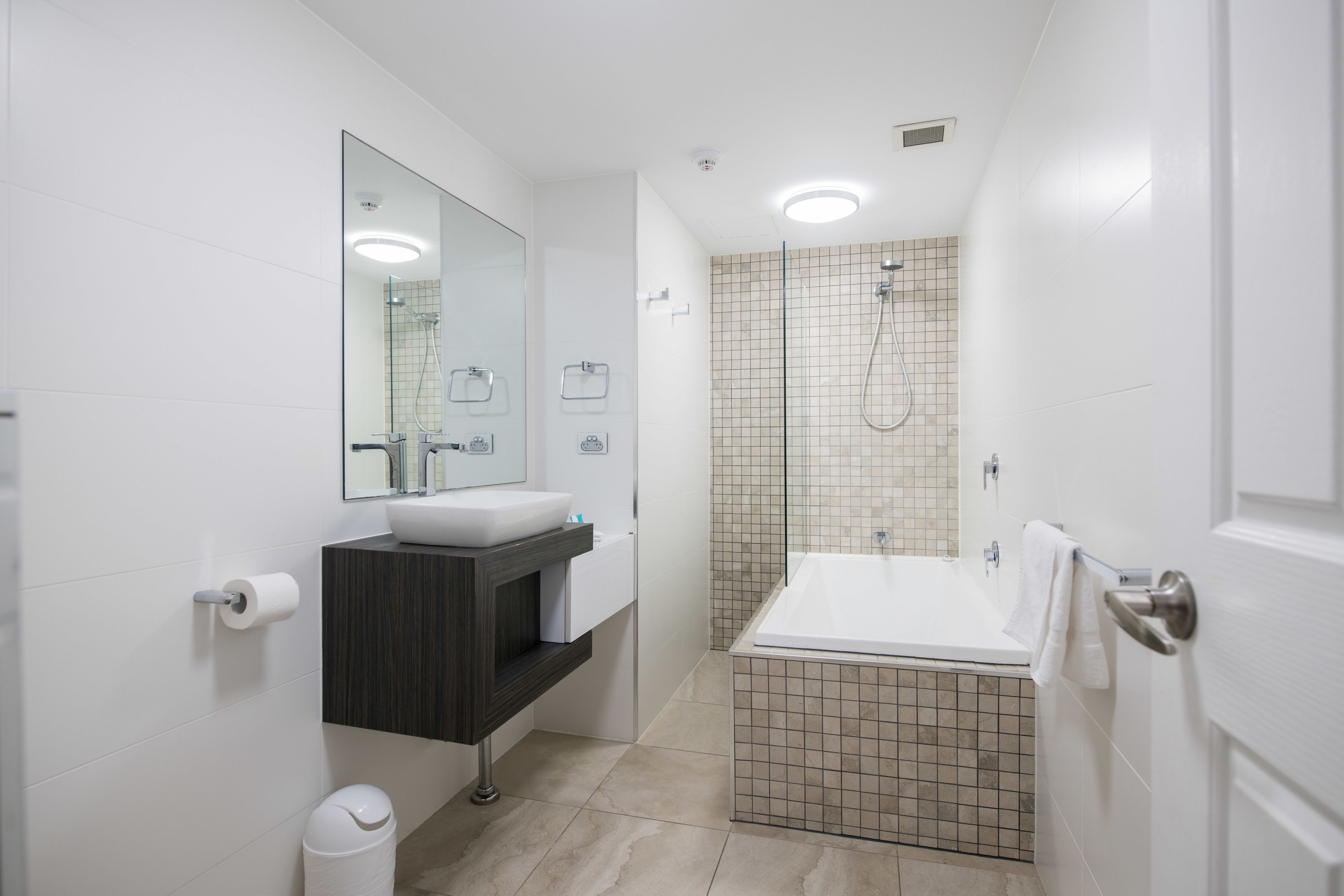 La Grande Apartments Broadbeach — image 10