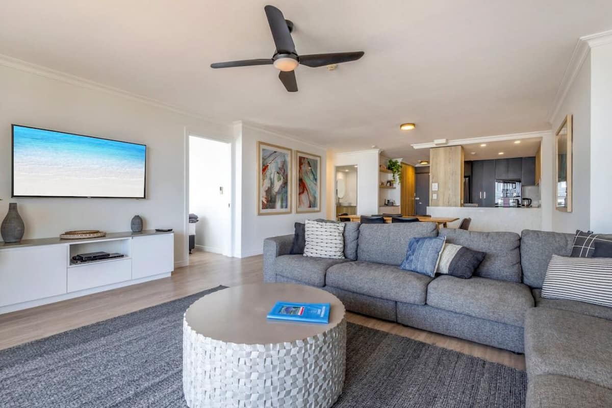 Executive appartement, 3 slaapkamers, uitzicht op oceaan | Een bureau, een laptopwerkplek, een strijkplank/strijkijzer, babybedden