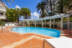 Piscina externa, funciona das 7h às 21h, guarda-sóis, espreguiçadeiras