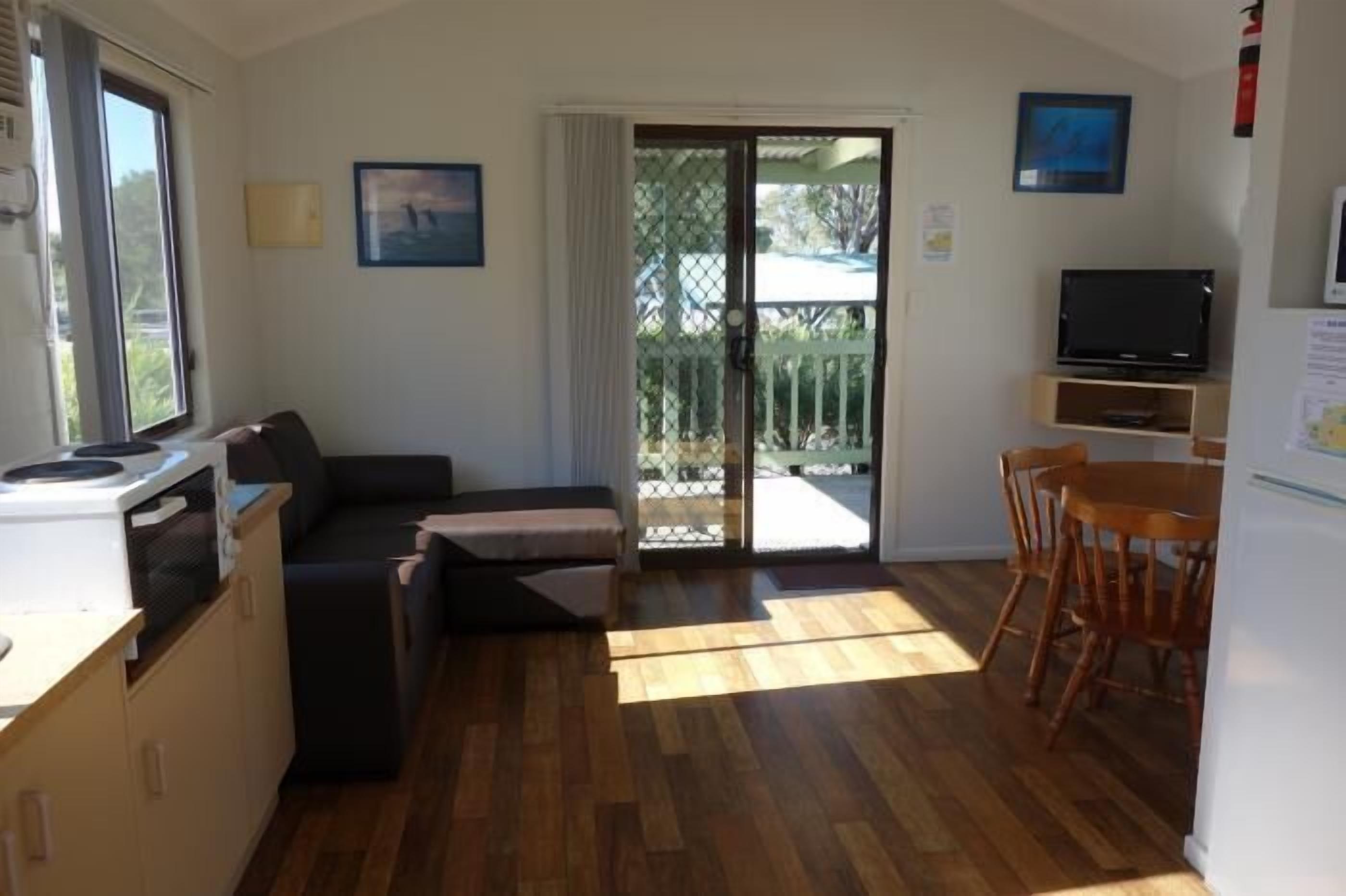 Suite – standard, 2 soverom, ikke-røyk, kjøkken (Beachside Villa 5-8) | Oppholdsområde | LCD-TV og DVD-spiller