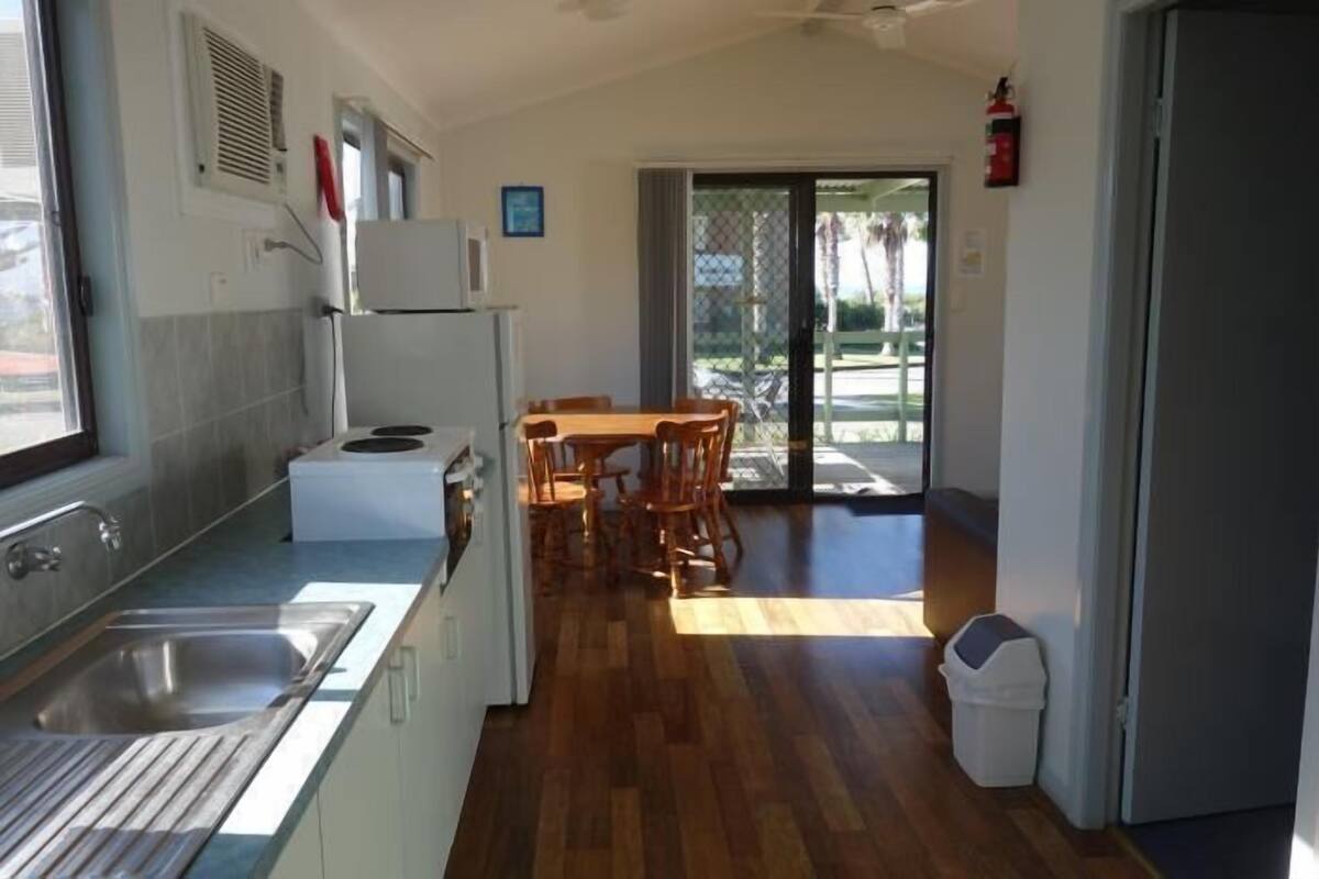 Refrigerador con freezer, microondas, placa de cocina