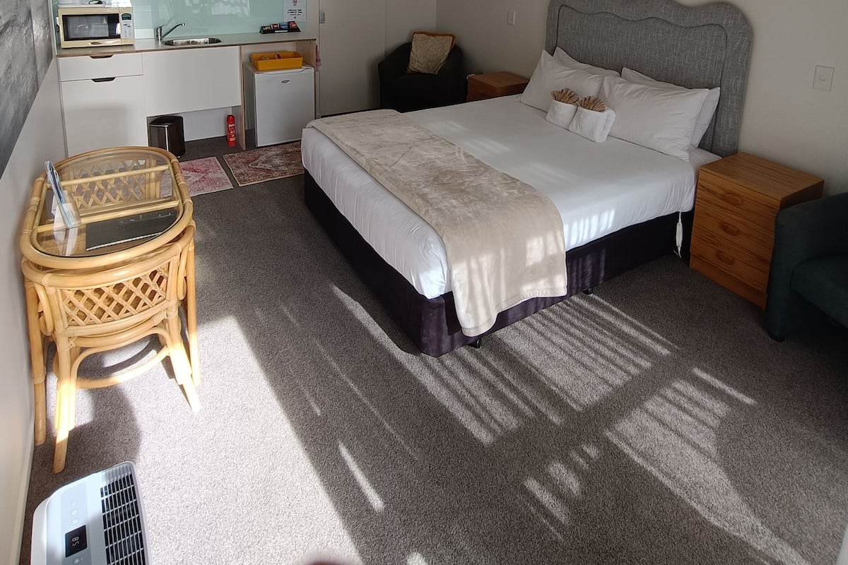 Standaard studio, niet-roken (Studio Unit) | Een kluis op de kamer, een strijkplank/strijkijzer, gratis wifi